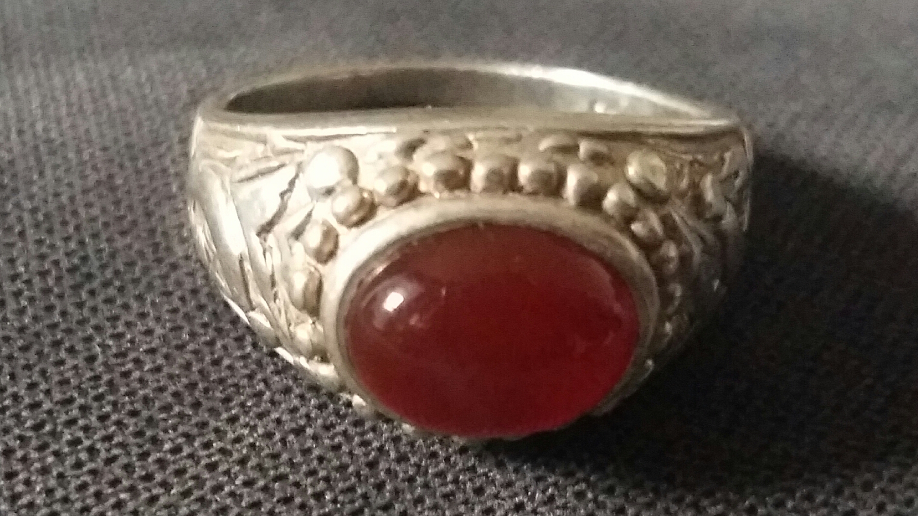 Bague aqiq marron foncé avec motifs sur l'anneau taille 65
